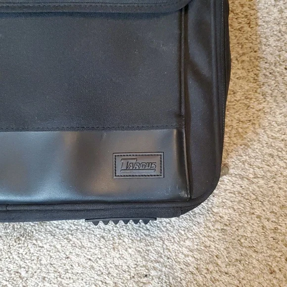 Like New Targus Laptop Messenger Bag, Black - Picture 2 of 11